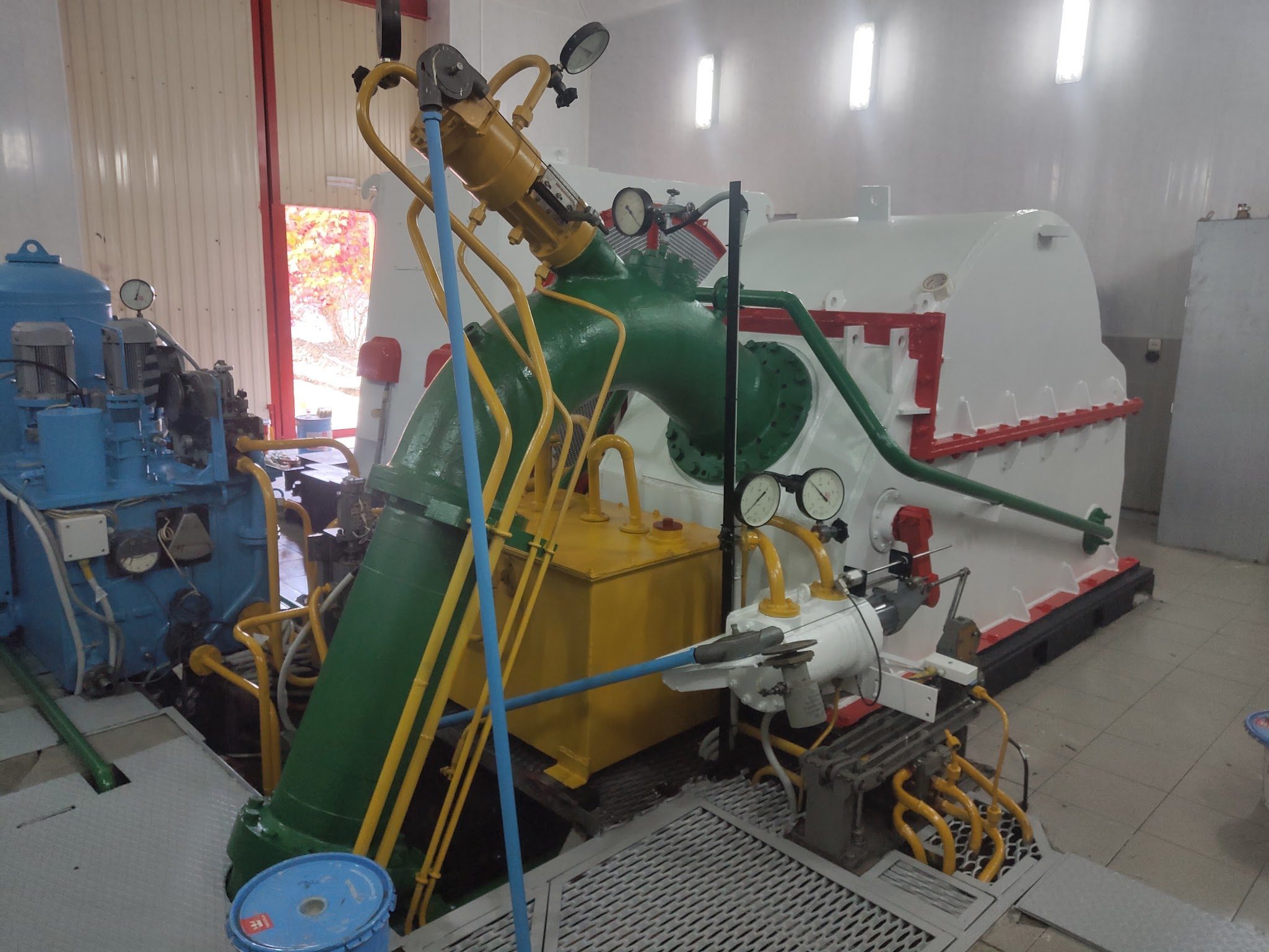 Steam turbine and generator set in the machine hall